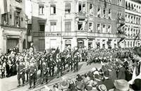 Festzug durch Karlsruhe als Abschluss der Reichshandwerkerwoche mit Stahlhelmkapelle, hier durch die Kapellenstraße, 22. Oktober 1933, Stadtarchiv Karlsruhe 8/Alben 157/21c.