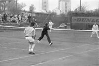 Prominenten-Tennisturnier beim KETV zu Gunsten der Lotterie Ein Platz an der Sonne im Mai 1977, Stadtarchiv Karlsruhe 8/BA Schlesiger A33/140/3/42.
