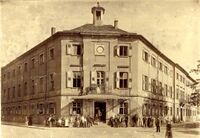 Städtisches Krankenhaus um 1900, Ansicht mit Haupteingang und Seitenflügeln in der Spital- (links) und der Adlerstraße (rechts), Stadtarchiv Karlsruhe 8/PBS oXIVa 463.