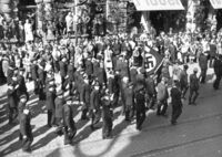 Mitglieder der Deutschen Arbeitsfront beim Marsch zum 1. Mai 1934 durch Karlsruhe, Stadtarchiv Karlsruhe 8/Alben 157/49a.