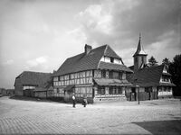 Breite Straße 94-96/Ecke Wartburgstraße in Beiertheim, daneben die Kapelle St. Michael, um 1910, Foto: Wilhelm Kratt, Generallandesarchiv Karlsruhe 498-1 Nr. 2330 Bild 1.