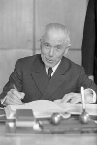 Bruno Heusinger beim Eintrag ins Goldene Buch der Stadt Karlsruhe, April 1968, Stadtarchiv Karlsruhe 8/BA Schlesiger A15/145/7/38.