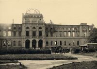 Das ausgebrannte Gebäude von Landesbibliothek und Naturkundemuseum, 1942, Stadtarchiv Karlsruhe 8/Alben 6/17b.