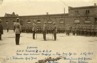 Verabschiedung des Leibdragoner-Regiments 20 durch Großherzog Friedrich II. und Prinz Max im Innenhof der Dragonerkaserne am 2. August 1914, Stadtarchiv Karlsruhe 8/PBS oIV 210.