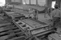 Fertigung von Stahlbeton-Fertigteilen bei der Firma Eduard Züblin AG im neuen Industriegebiet Tagweidwiesen, September 1962, Stadtarchiv Karlsruhe 8/BA Bildstelle I 911/11.