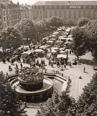 Gutenbergplatz von Norden aus gesehen mit dem Brunnen in originaler Form, Foto: Erich Bauer um 1965, Stadtarchiv Karlsruhe 8/BA V V 3528.