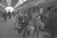 Heimfahrt der italienischen Gastarbeiter vor Weihnachten 1962 vom Hauptbahnhof aus, Stadtarchiv Karlsruhe 8/BA Schlesiger A9/90/6/2.