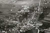 Luftaufnahme Rintheims von 1923, rechts die Schule, hinten am Ende der Rintheimer Hauptstraße die evangelische Kirche, Stadtarchiv Karlsruhe 8/PBS XIIIa 254.