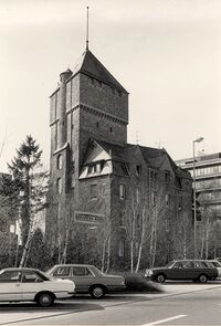 Das 1907 von Adolf Singrün erbaute und heute noch stehende Wohnhaus der Fabrikanten mit Wasserturm, um 1987, Stadtarchiv Karlsruhe 8/PBS oXIVf 359.