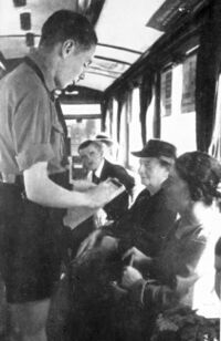 Hitlerjungen helfen als Straßenbahnschaffner aus, 1940, Stadtarchiv Karlsruhe 8/Alben 5/336b.