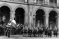 Hitlerjugend vor dem Badischen Landestheater, 1. Mai 1937, Stadtarchiv Karlsruhe 8/Alben 5/111a.