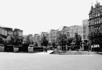 Ansicht des Kronenplatzes nach Süden mit den Wasserspielen vor dem Jubez und der Blockrandbebauung von Hilmer und Sattler, rechts das Hohenzollerhaus, Foto: Monika Müller-Gmelin 2002, Bildstelle der Stadt Karlsruhe.