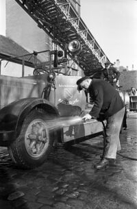 Reinigung eines Feuerwehrautos, März 1951, Stadtarchiv Karlsruhe 8/BA Schlesiger A1/39/2/6.