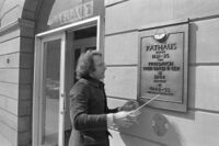 Gerhard Karl Huber vor der von ihm gestalteten Bronzetafel am Rathaus, April 1979, Stadtarchiv Karlsruhe 8/BA Schlesiger A37/100/7/16.