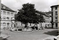 Der Fasanenplatz von Südosten im Jahr 1960 mit der steinernen Einfriedigung, die der Platzmitte seit den 1920er-Jahren einen Rahmen gab, Stadtarchiv Karlsruhe 8/PBS XV 191.