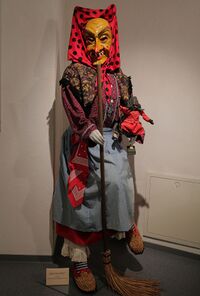 Grötzinger Hottscheck-Hexe, Figurine im Fastnachtsmuseum Speyer, Foto: H. Felix Gross 2022.